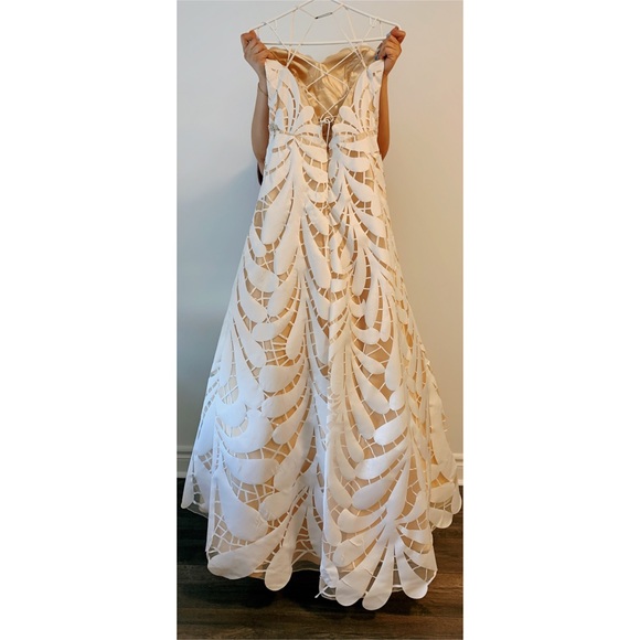 Gorgeous Wedding dress size 6 ivory/white leaves - Picture 6 of 6